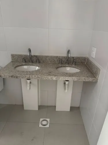 Pia/bancada de banheiro em granito com 2 cubas e torneiras