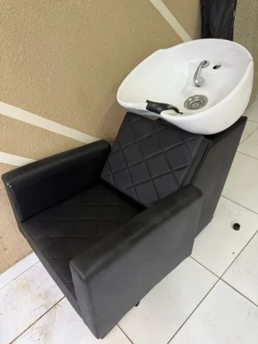 Lavatório de salão de cabeleireiro com poltrona reclinável preta