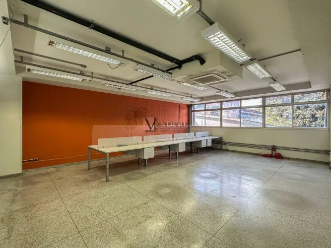 Prédio comercial de 1.070m² para aluguel.