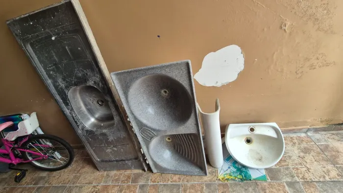 Pia de inox, tanque e pia lavatório
