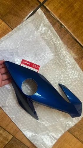 BANANINHA LADO ESQUERDO ORIGINAL HONDA DA TITAN 2024 AZUL
