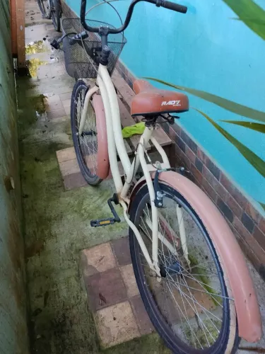 Duas bicicletas usadas