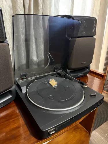 Toca disco LP AIWA + 2 caixas de som