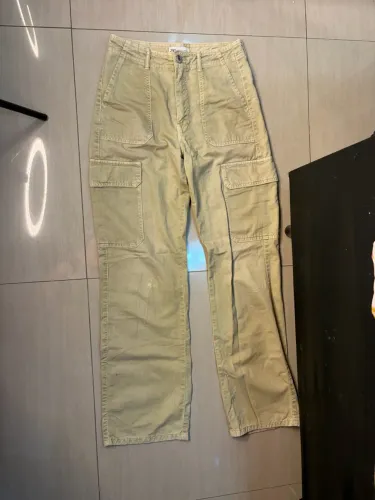 - Calça Zara jeans verde desbotada 4 bolsos tamanho 34 (veste 36)