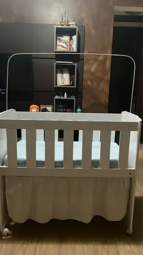 Mini berço seminovo com colchão 