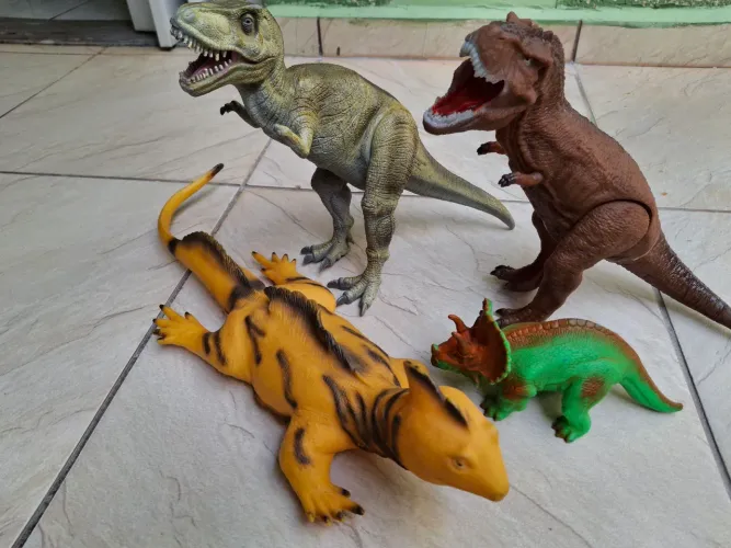 Lotes de Dinossauros novos, e grandes