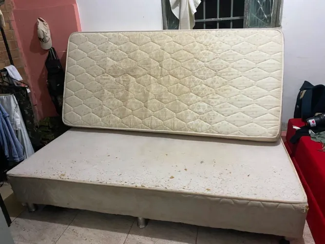 Vendo cama de solteiro 