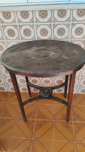 Vendo uma mesa decorativa de antiguidade,madeira maciça.