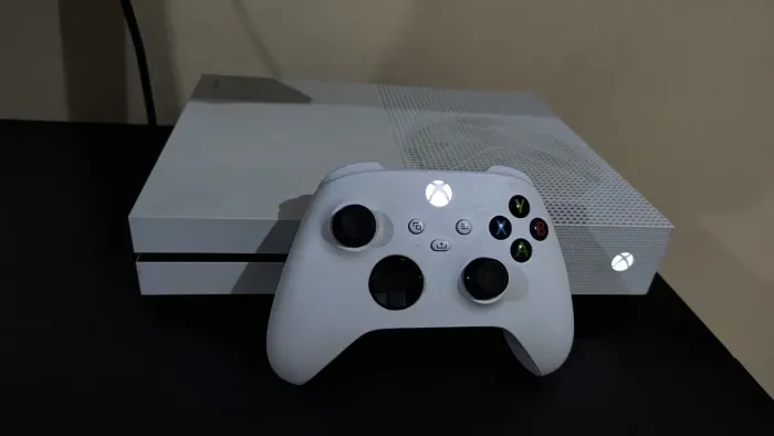 Vendo Xbox One S 500GB + Controle do Series S + 35 jogos na conta + Pilhas recarregáveis