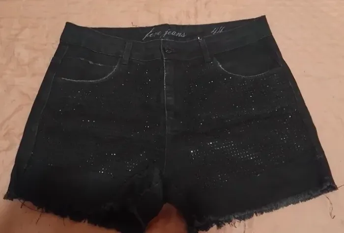 Roupas usadas em bom estado de conservação.