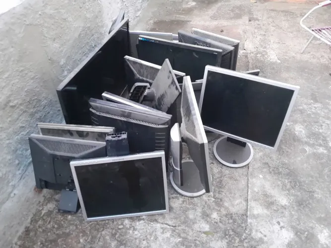 Monitor de computador com defeito retirar peças e uma tv 32 polegadas com defeito.