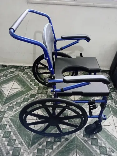 Vendo uma cadeira de rodas de banho para idoso