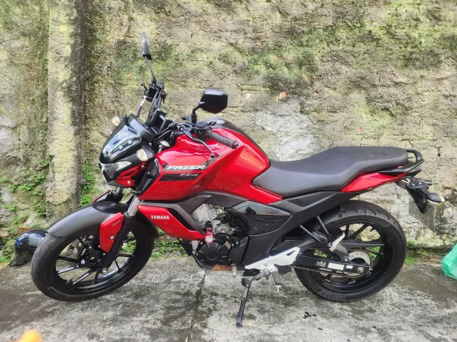 Fazer fz15 vermelha