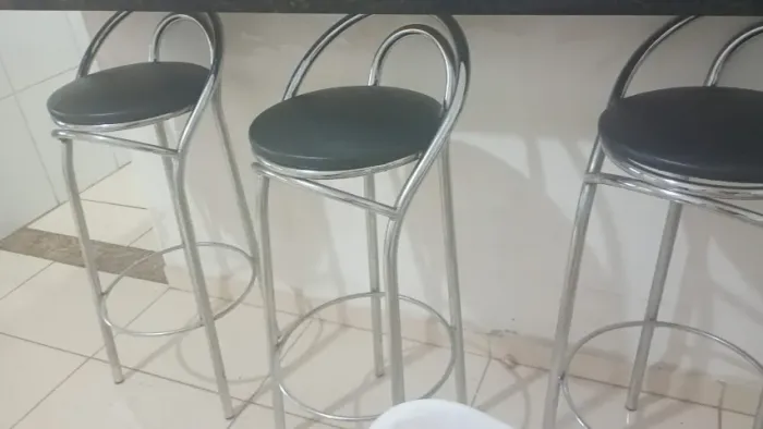 cadeira bistro metalica tampo estofado preto