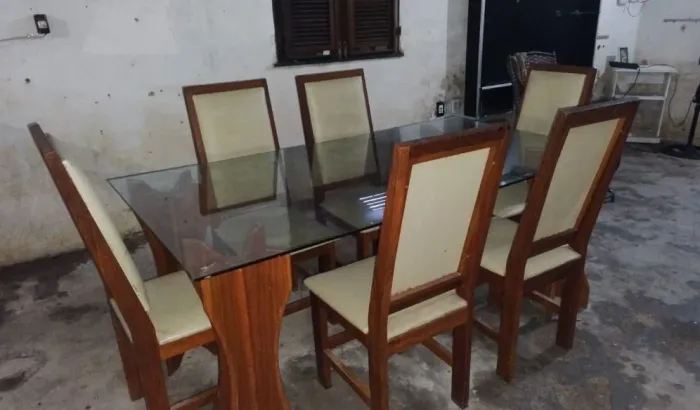 Mesa de vidro com 6 cadeiras