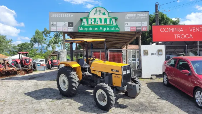 Trator Agrícola 4x4 Valtra 585 ano 2010