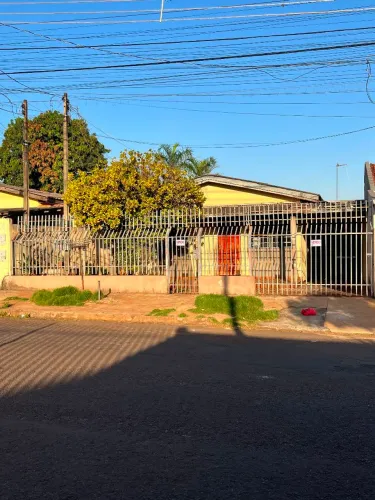 2 casas no quintal, frente 5 cômodos, Fundo 3 cômodos.