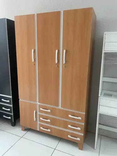 Guarda roupas disponíveis
