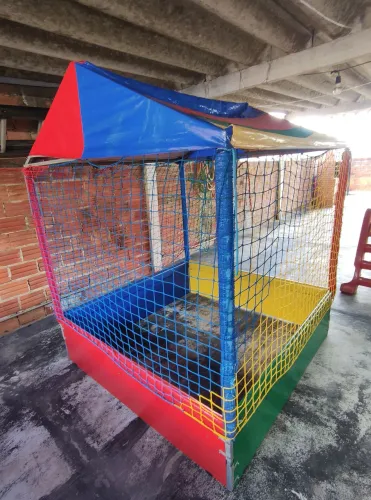 Piscina de bolinha, cama elástica, escorregador.