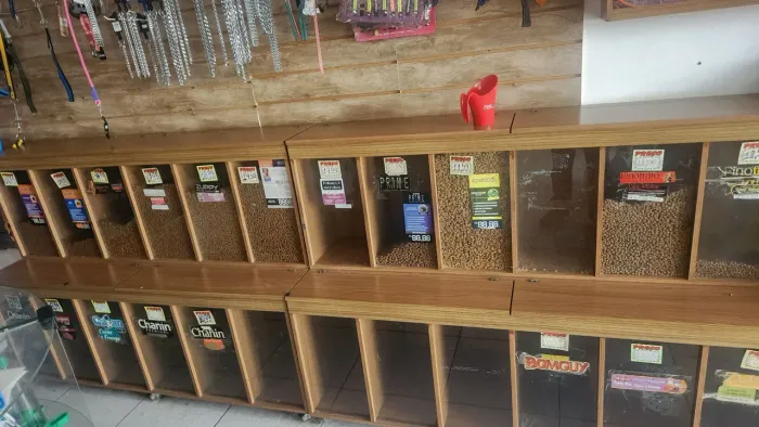 Expositor de ração pet shop 