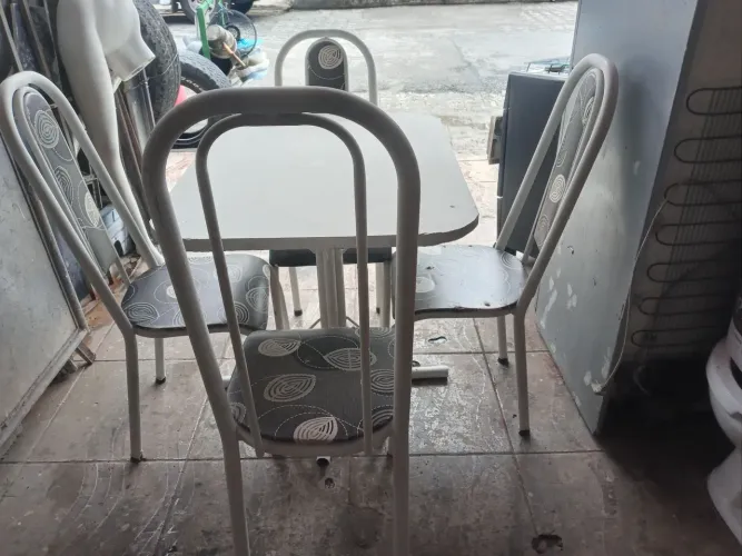 Mesa de 4 cadeiras