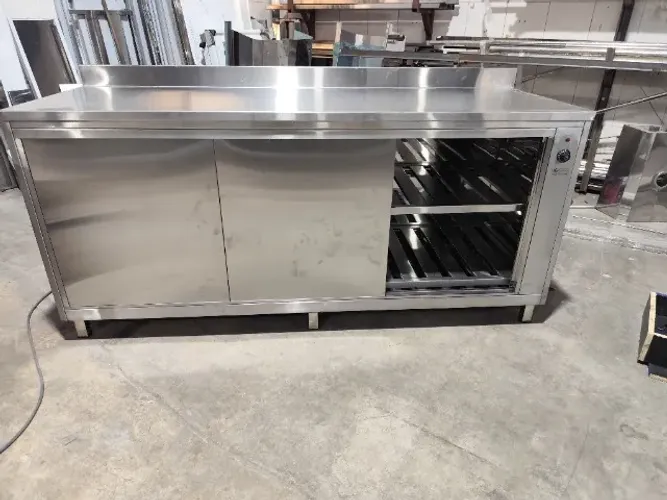 Estação fria em aço inox com três portas, corpo de 200 cm 