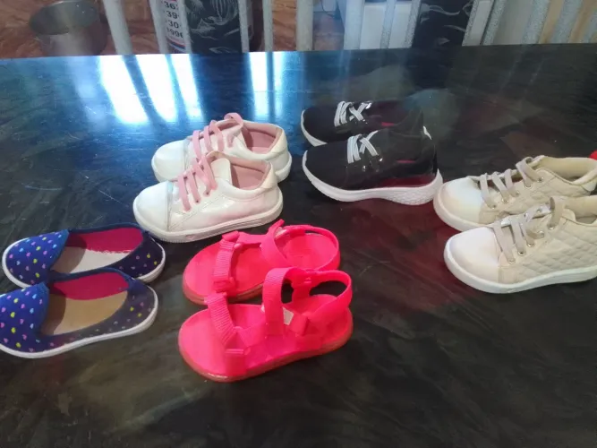 Sapatos de criança do número 24 ao 25.