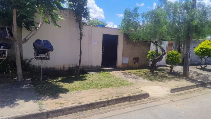 ALUGA-SE BARRACÃO - BAIRRO SANTA LUZIA<br>