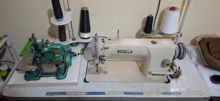 Máquina de costura reta Siruba
