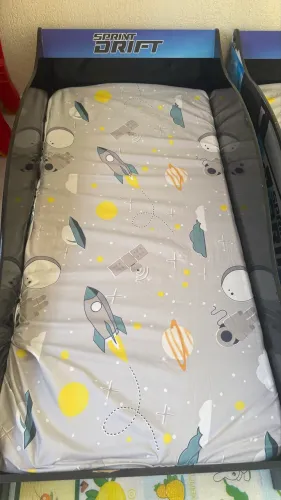 Camas Montessoriana infantil de carro que acompanha colchão.