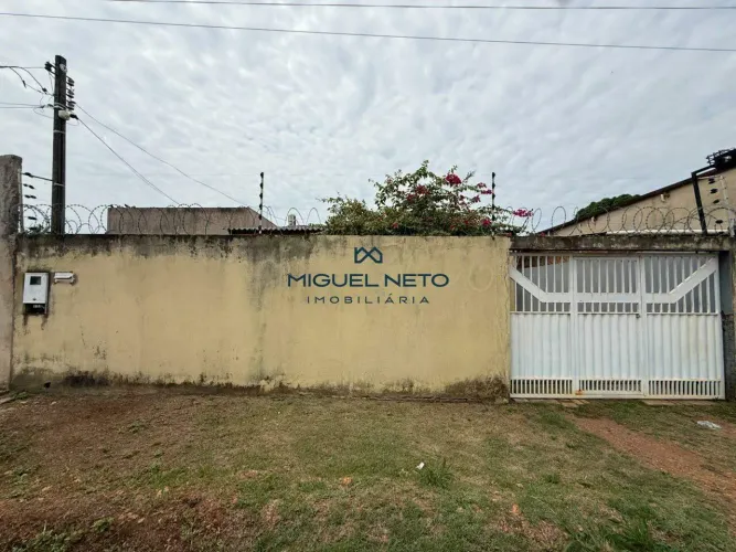 Casa com Suíte, Móveis Planejados e Amplo Terreno na Zona Leste