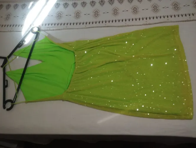 Vestido de paetê usando apenas uma vez