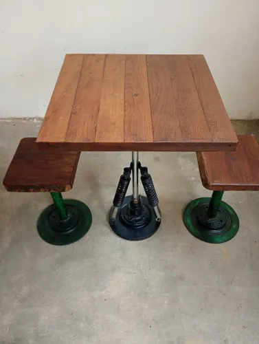 Mesa e bancos estilo steanpunk