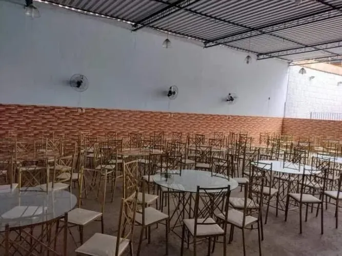 Mesas e cadeiras de salão de festa