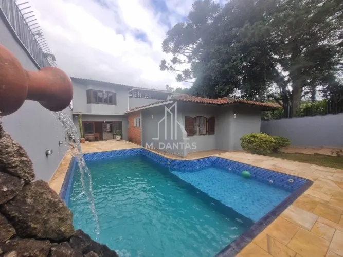 Casa em Interlagos com 03 Quartos 06 Vagas