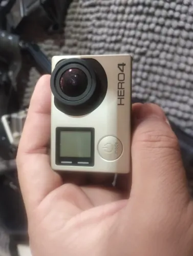 camera Go pro hero 4 com vários acessórios 3 baterias funcionando cartao 64gb