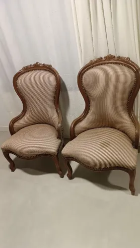Par de Cadeiras Clássicas Estilo Luís XV em Madeira Maciça