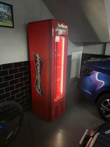 Cervejeira Gelopar Budweiser Vertical com Porta de Vidro - 220V (Excelente Estado)