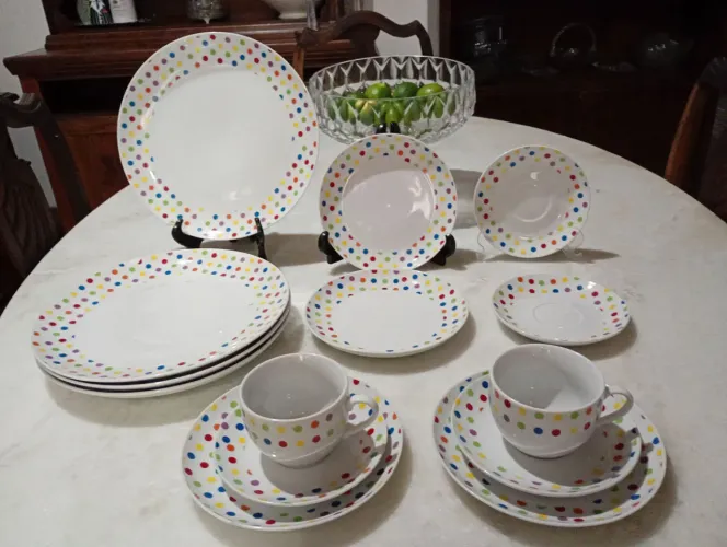 Conjunto de Louças com Estampa em poá Coloridas