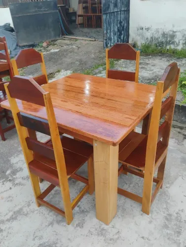 VENDO MESA COM 4 CADEIRAS DE ANGELIM 