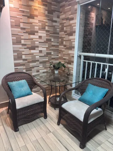 2 cadeiras de vime + mesa de vidro 