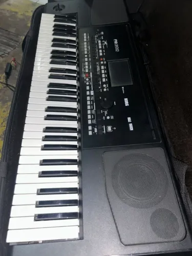 TECLADO KORG PA 300 SEMI NOVO
