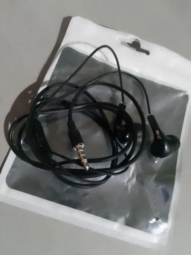 Fone de ouvido com microfone intra-auricular