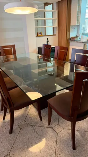 Mesa de jantar com 8 cadeiras