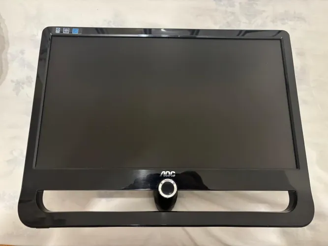 4 monitores Samsung, LG e AOC