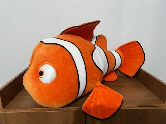 PELÚCIA GIGANTE NEMO 70 CENTÍMETROS LONG JUMP