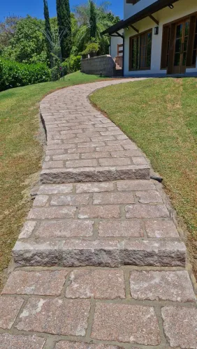Mão de obra com pedra