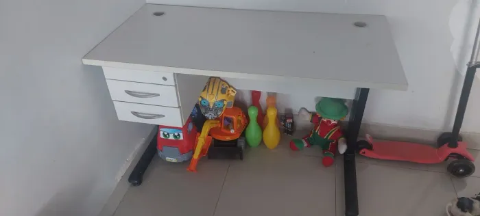 Mesa com duas gavetas.