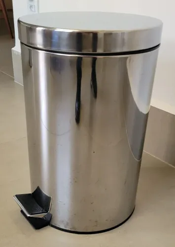 Lixeira Inox com pedal, tampa e cesta interna, altura 39cm e diâmetro 25cm. Perfeita!!!
