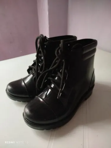 Bota semi nova numeração 27/28